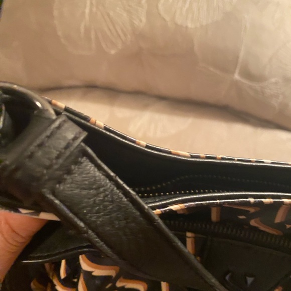 Simply Vera Vera Wang Crossbody bag. Zip top. Used in good condition 🖤👜 - Picture 17 of 17